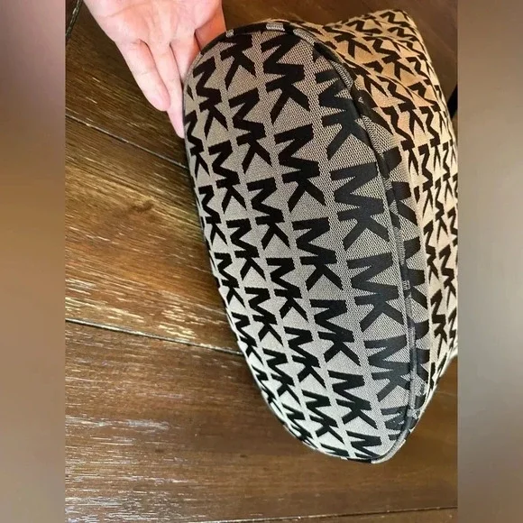 Michael Kors tote + pouch/wristlet - Picture 13 of 16